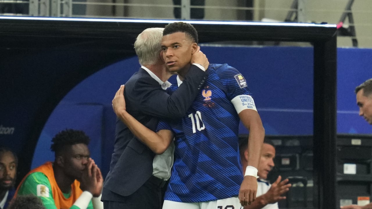 Kylian Mbappé se abraza con Didier Deschamps tras la derrota de Francia vs. España.