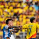 Luis Díaz disputando un balón con Lisandro Martínez en Barranquilla