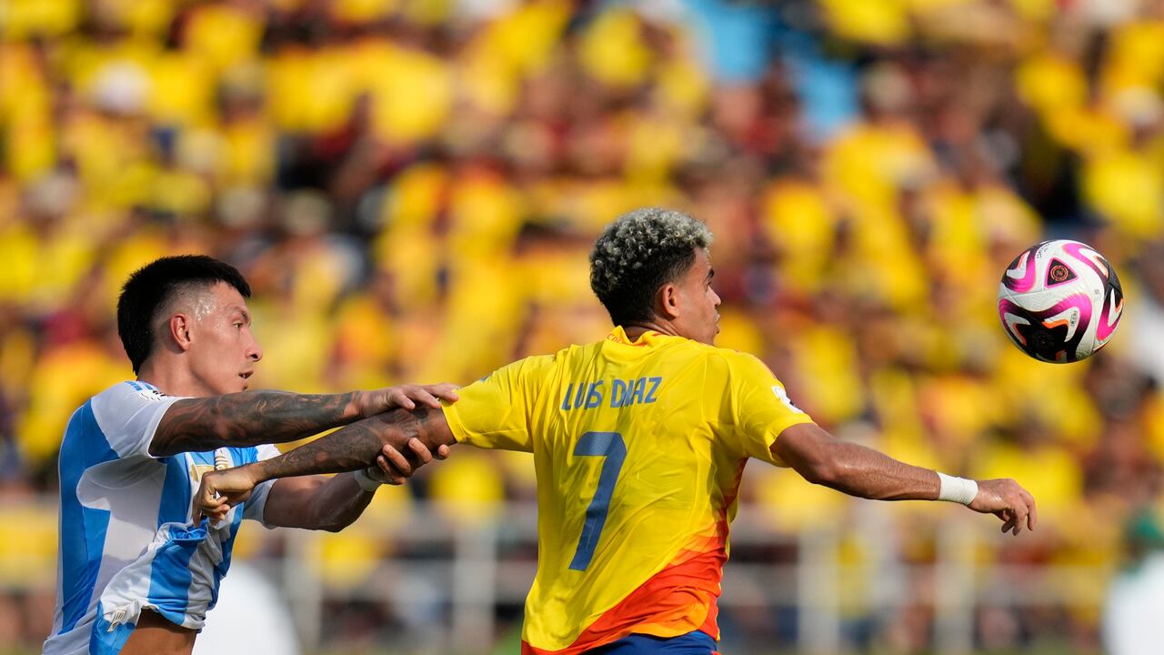 Luis Díaz disputando un balón con Lisandro Martínez en Barranquilla