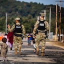 La Policía Militar de los Estados Unidos pasa junto a los refugiados afganos en el Village at the Ft. McCoy en la base del Ejército de EE. UU. El jueves 30 de septiembre de 2021 en Ft. McCoy, Wis. El fuerte es una de las ocho instalaciones militares en todo el país que albergan temporalmente a decenas de miles de afganos que se vieron obligados a huir de su tierra natal en agosto después de que Estados Unidos retiró sus fuerzas de Afganistán y los talibanes tomaron el control. Foto AP / Barbara Davidson .
