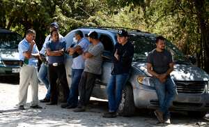 Empleados de diferentes funerarias esperan afuera de la sede del servicio médico forense en Tuxtla Gutiérrez, Chiapas, México. (Photo by ALFREDO ESTRELLA / AFP)