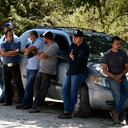 Empleados de diferentes funerarias esperan afuera de la sede del servicio médico forense en Tuxtla Gutiérrez, Chiapas, México. (Photo by ALFREDO ESTRELLA / AFP)