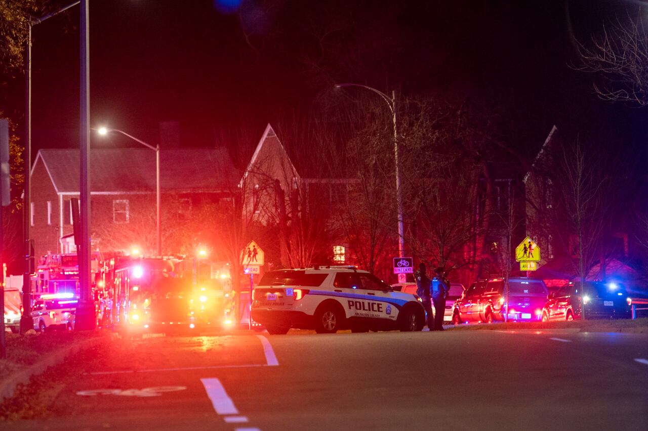 Cuando más tarde intentaron ejecutar la orden, el sospechoso hizo varios disparos dentro de la casa y la explosión se produjo poco antes de las 20:30. Llamas y escombros saltaron por los aires, según la policía.