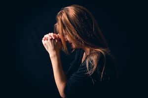 Mediante la oración se suelen decir las preocupaciones de vida que cada quien tiene.