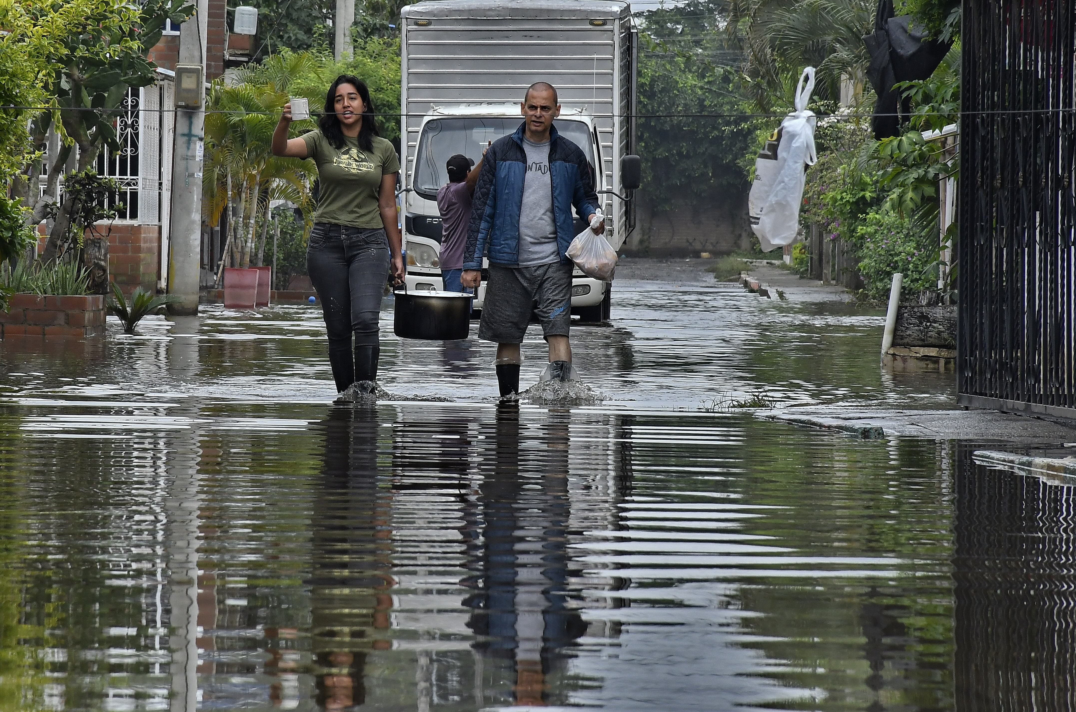 Los habitantes del barrio El Renacer, ubicado en el corregimiento de El Carmelo, de Candelaria, en el Valle del Cauca, están sufriendo los estragos del invierno en el departamento, pues desde el pasado sábado 3 de mayo han vivido inundaciones que afectan gravemente sus viviendas. Fotos Raúl Palacios / El País.