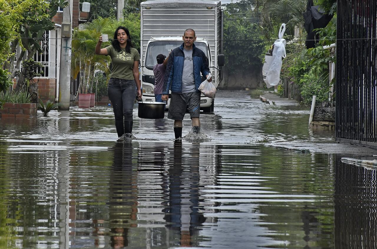 Los habitantes del barrio El Renacer, ubicado en el corregimiento de El Carmelo, de Candelaria, en el Valle del Cauca, están sufriendo los estragos del invierno en el departamento, pues desde el pasado sábado 3 de mayo han vivido inundaciones que afectan gravemente sus viviendas. Fotos Raúl Palacios / El País.