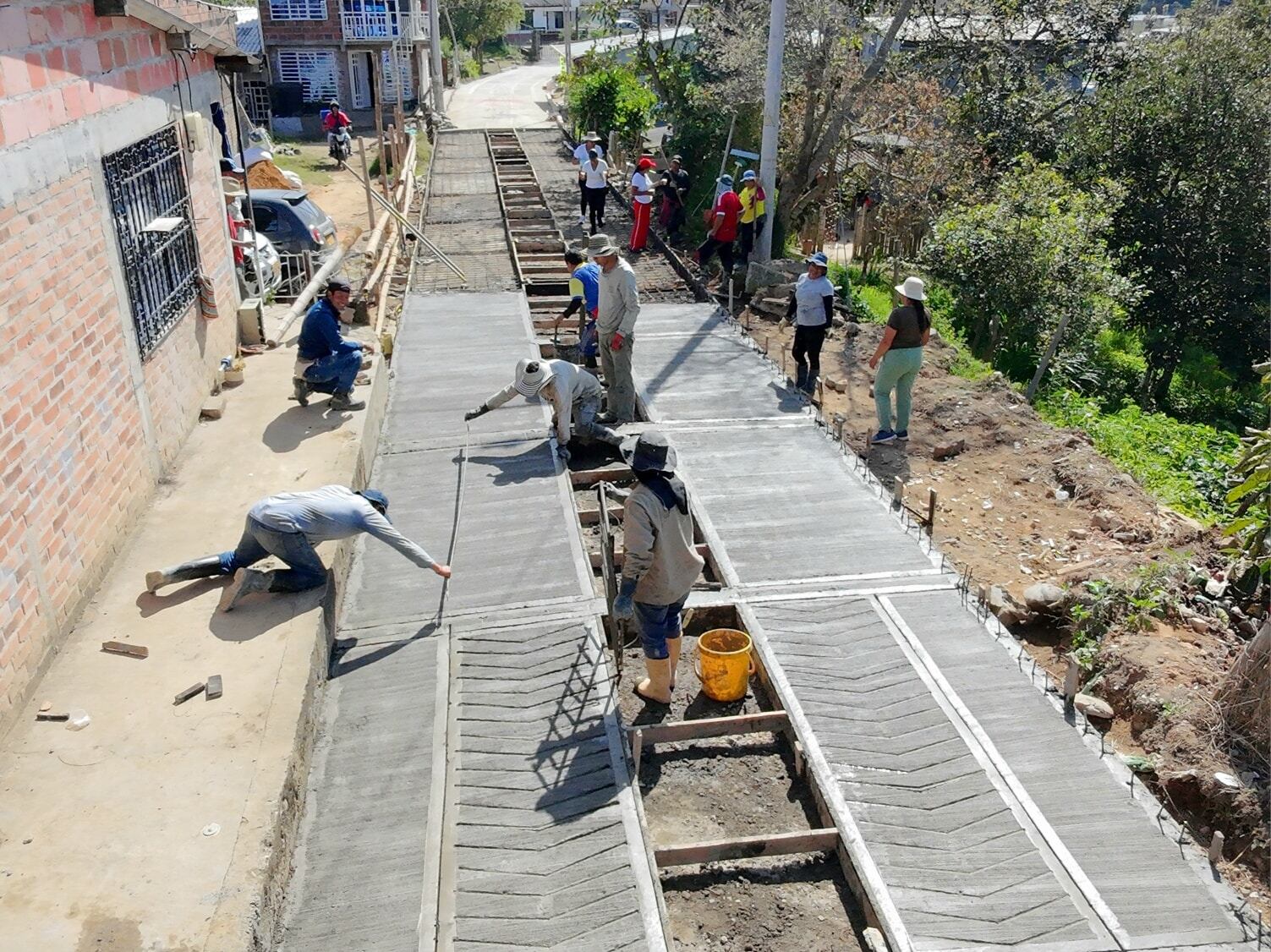 Los pobladores de esta vereda incluso participaron en la construcción de esta placa huella, muestra del compromiso con su comunidad.