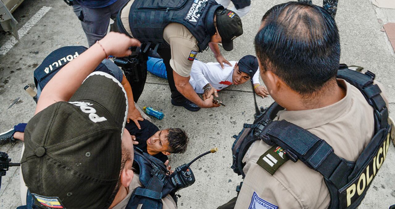 El país se debate entre la desesperanza y la promesa de que las instituciones podrán vencer a los criminales que han aterrorizado a Ecuador en los últimos tiempos.