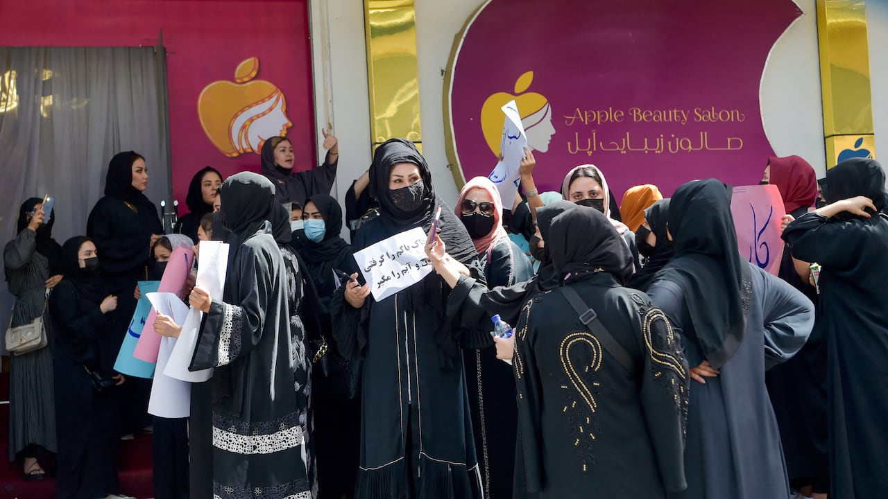 Las mujeres afganas organizan una protesta por sus derechos en un salón de belleza en el área de Shahr-e-Naw de Kabul el 19 de julio de 2023.