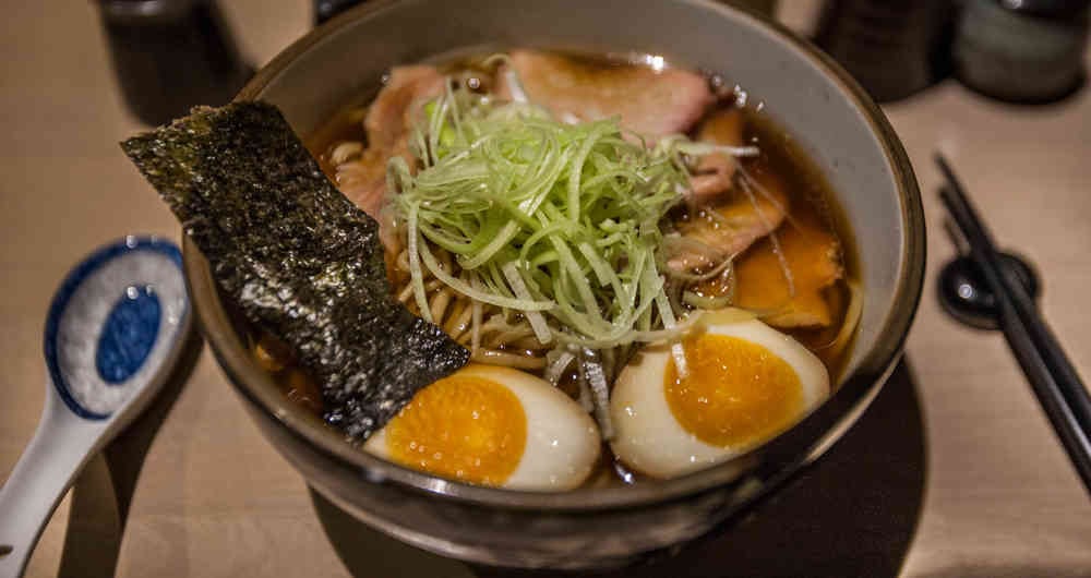 El ramen es la sopa tradicional japonesa. Según la región donde se prepare puede llevar cordero o mariscos. 
