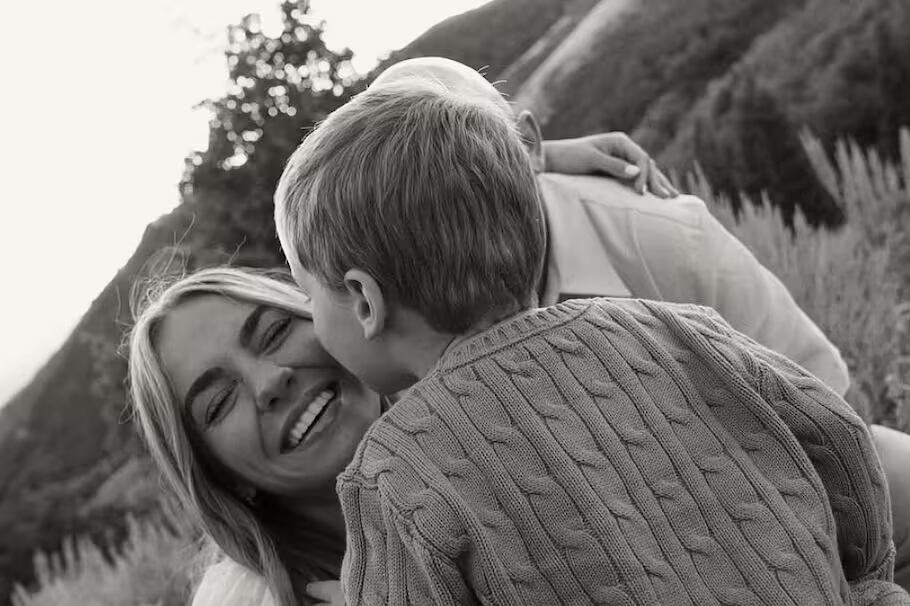 Emilie Kiser junto a su hijo fallecido