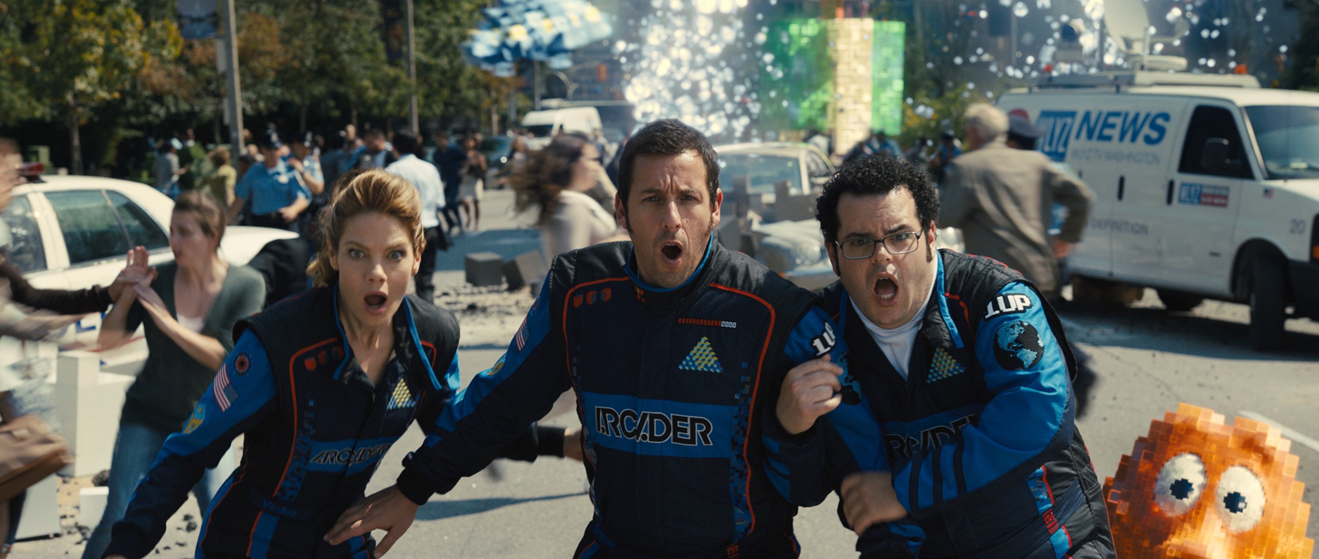 Violet (Michelle Monaghan), Sam Brenner (Adam Sandler), Ludlow (Josh Gad) y Q*bert en 'Pixels'.