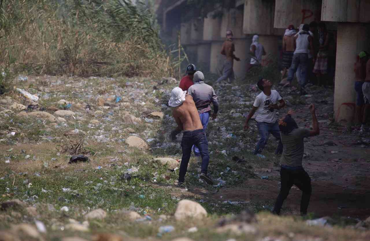 Manifestantes enfrentan a la guardia venezolana desde la parte baja del puente.foto: Diana Rey Melo