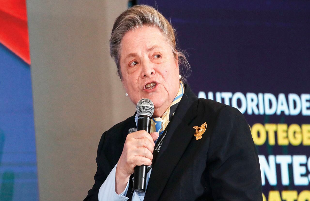  Clara López, senadora de la república.