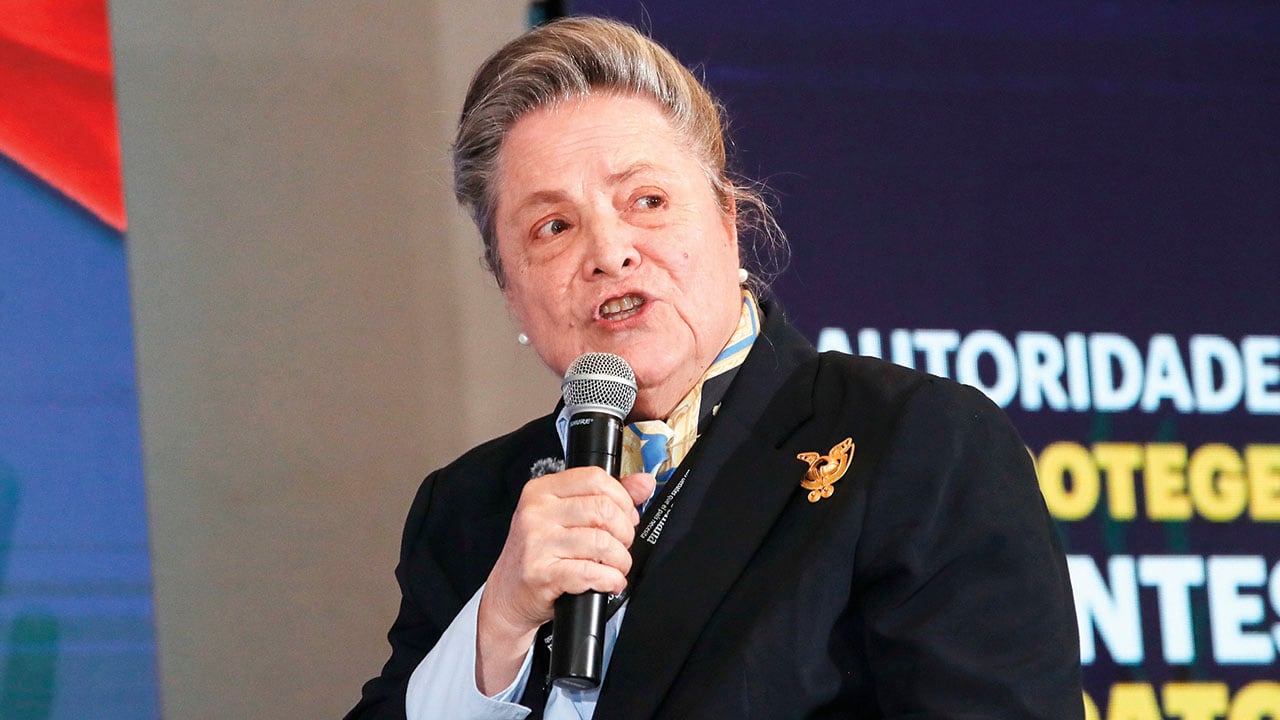  Clara López, senadora de la república.