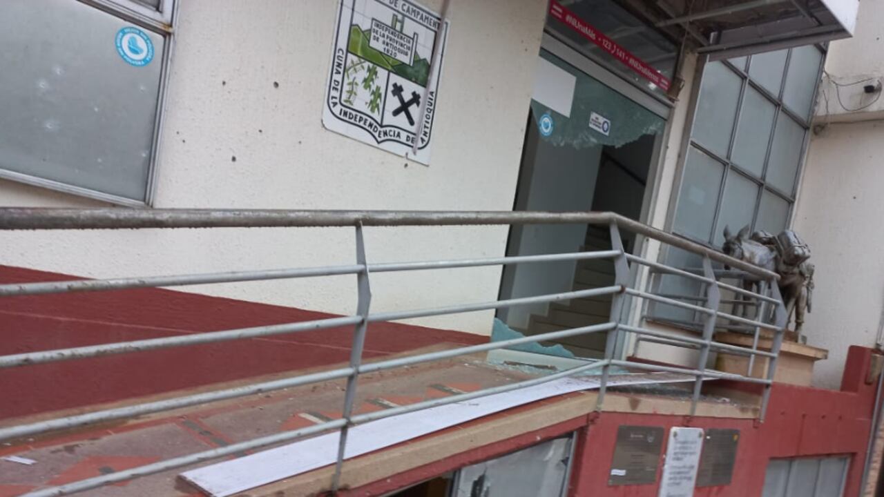 Lanzan artefacto explosivo contra las instalaciones de la Alcaldía de Campamento, Antioquia.