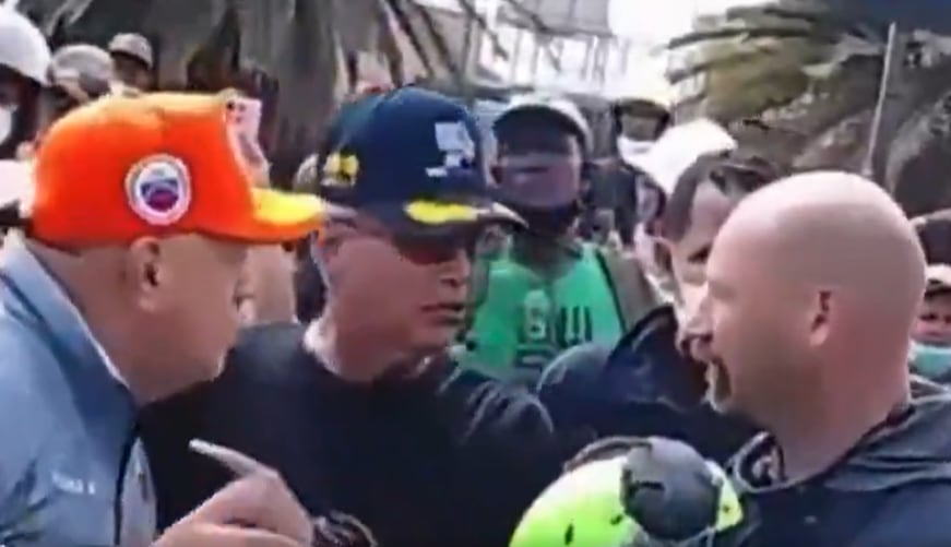 Diosdado Cabello discute con un rescatista estadoundiense
