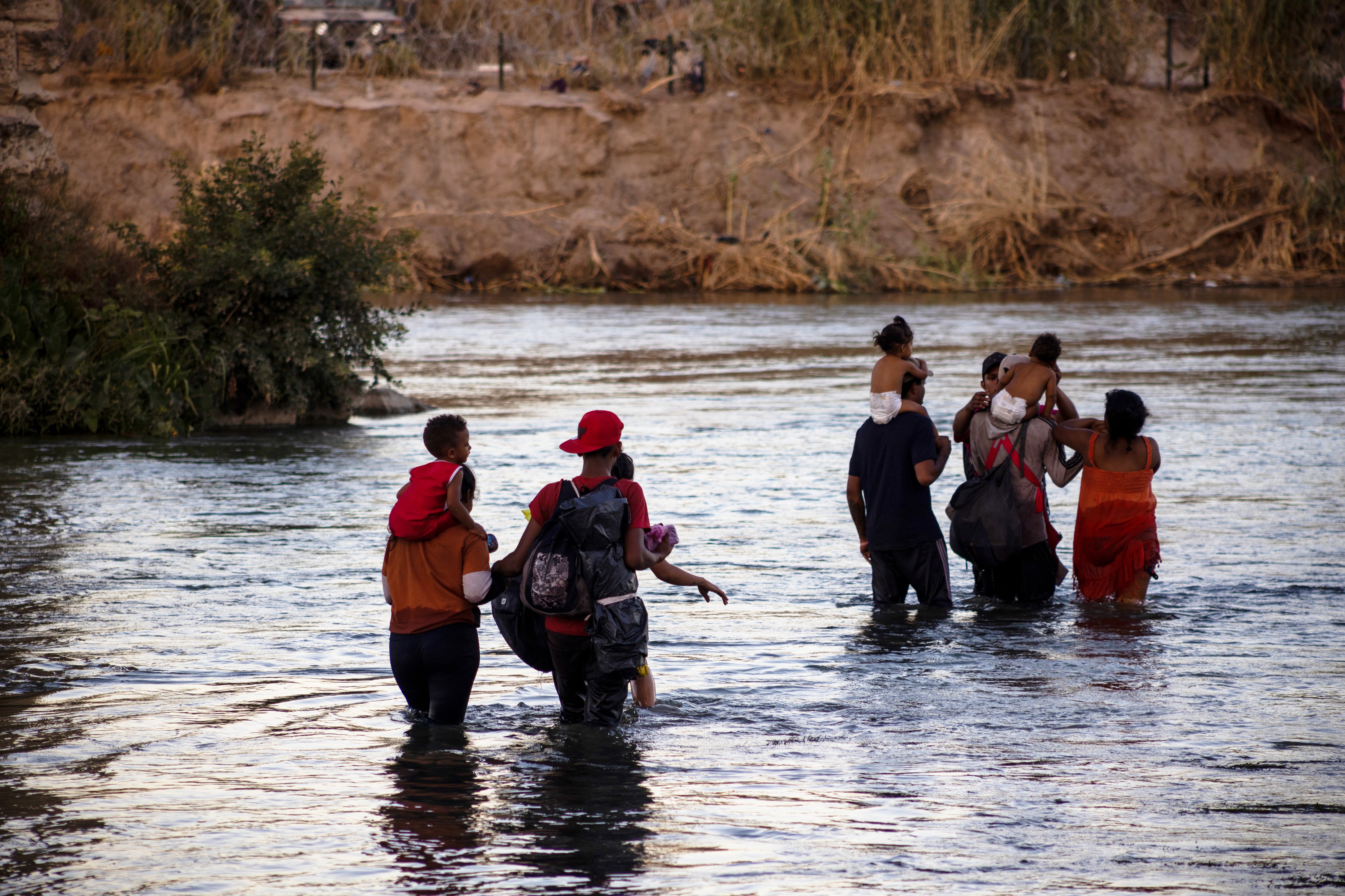 Migrantes intentan cruzar la frontera entre Piedras Negras y Eagle Pass, en Piedras Negras, México, el 04 de agosto de 2023.