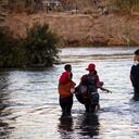 Migrantes intentan cruzar la frontera entre Piedras Negras y Eagle Pass, en Piedras Negras, México, el 04 de agosto de 2023.