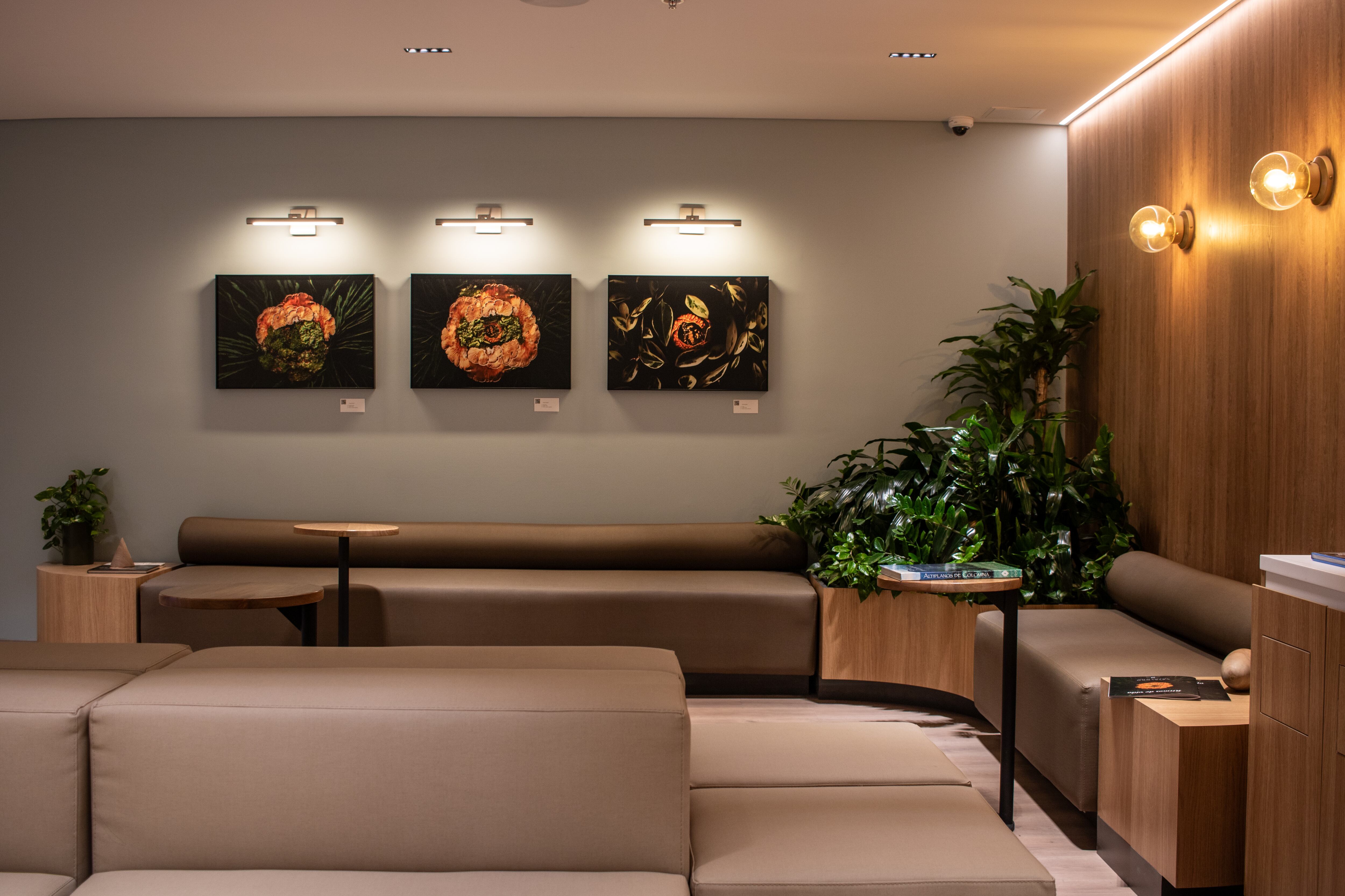 La Galería de Arte de la Torre Médica Oviedo se inauguró con la apertura de la muestra Ritmos de Vida, que reúne 22 obras de siete artistas colombianos.