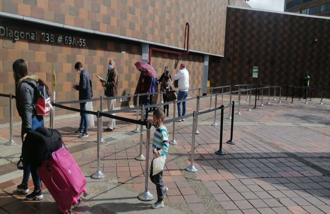 Terminal de transporte de Bogotá, ubicada en Ciudad Salitre. Aquí fueron dispuestos ordenadores para la fila con el distanciamiento obligatorio. Hay vigilancia para el cumplimiento de la norma. Foto: Mintransporte