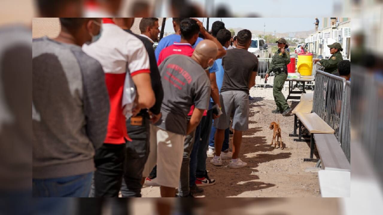 Migrantes que cruzan la frontera entre Estados Unidos y México hacia El Paso. -Foto: Reuters / Autor: Paul Ratje