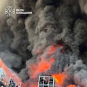 En esta imagen, proporcionada por el Servicio de Emergencias de Ucrania, los bomberos intentan sofocar un incendio en un almacén tras un ataque con drones rusos cerca de Kiev, Ucrania.