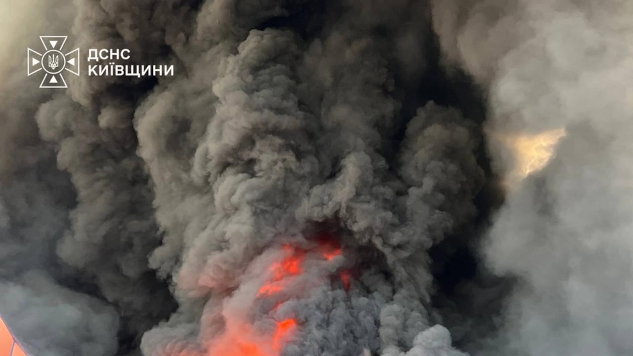 En esta imagen, proporcionada por el Servicio de Emergencias de Ucrania, los bomberos intentan sofocar un incendio en un almacén tras un ataque con drones rusos cerca de Kiev, Ucrania.