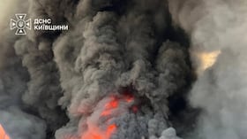En esta imagen, proporcionada por el Servicio de Emergencias de Ucrania, los bomberos intentan sofocar un incendio en un almacén tras un ataque con drones rusos cerca de Kiev, Ucrania.