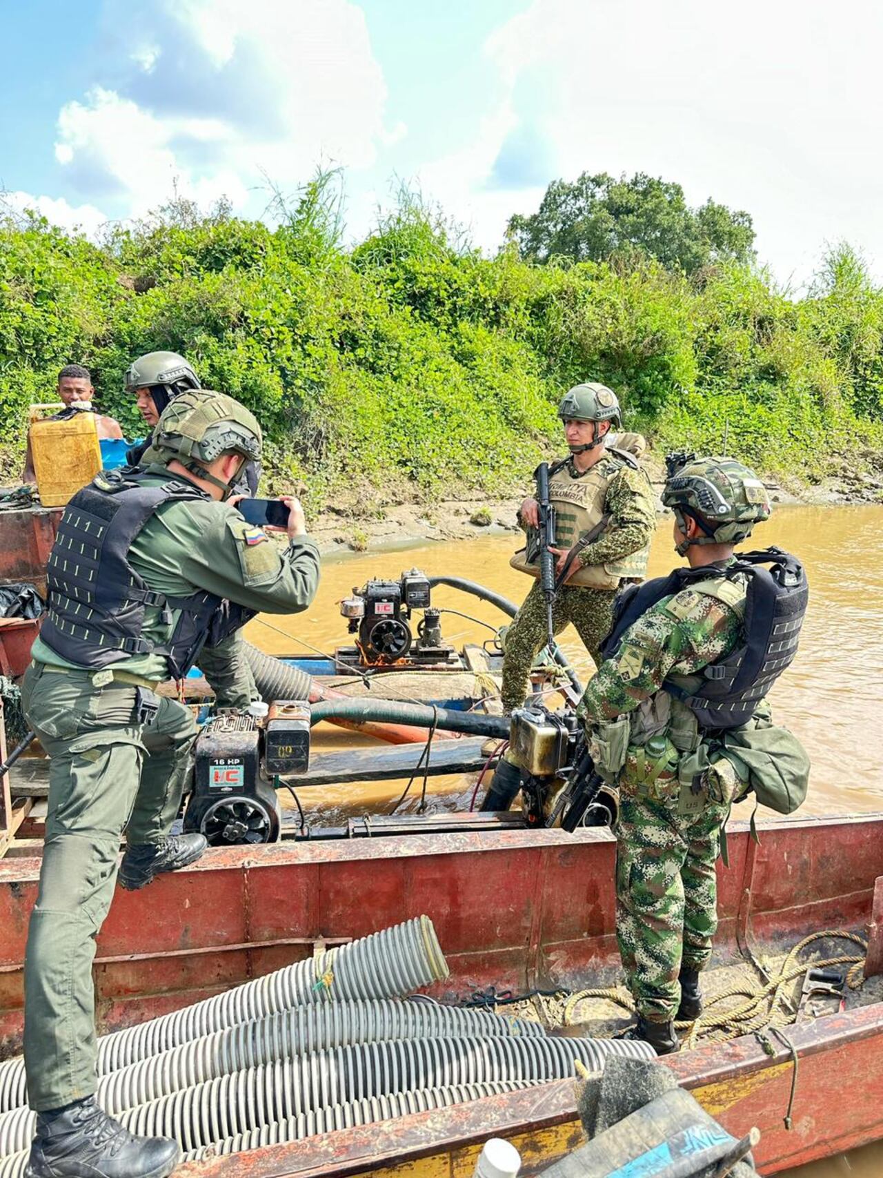 El dinero producto de esta actividad son usados para adquirir material de guerra.