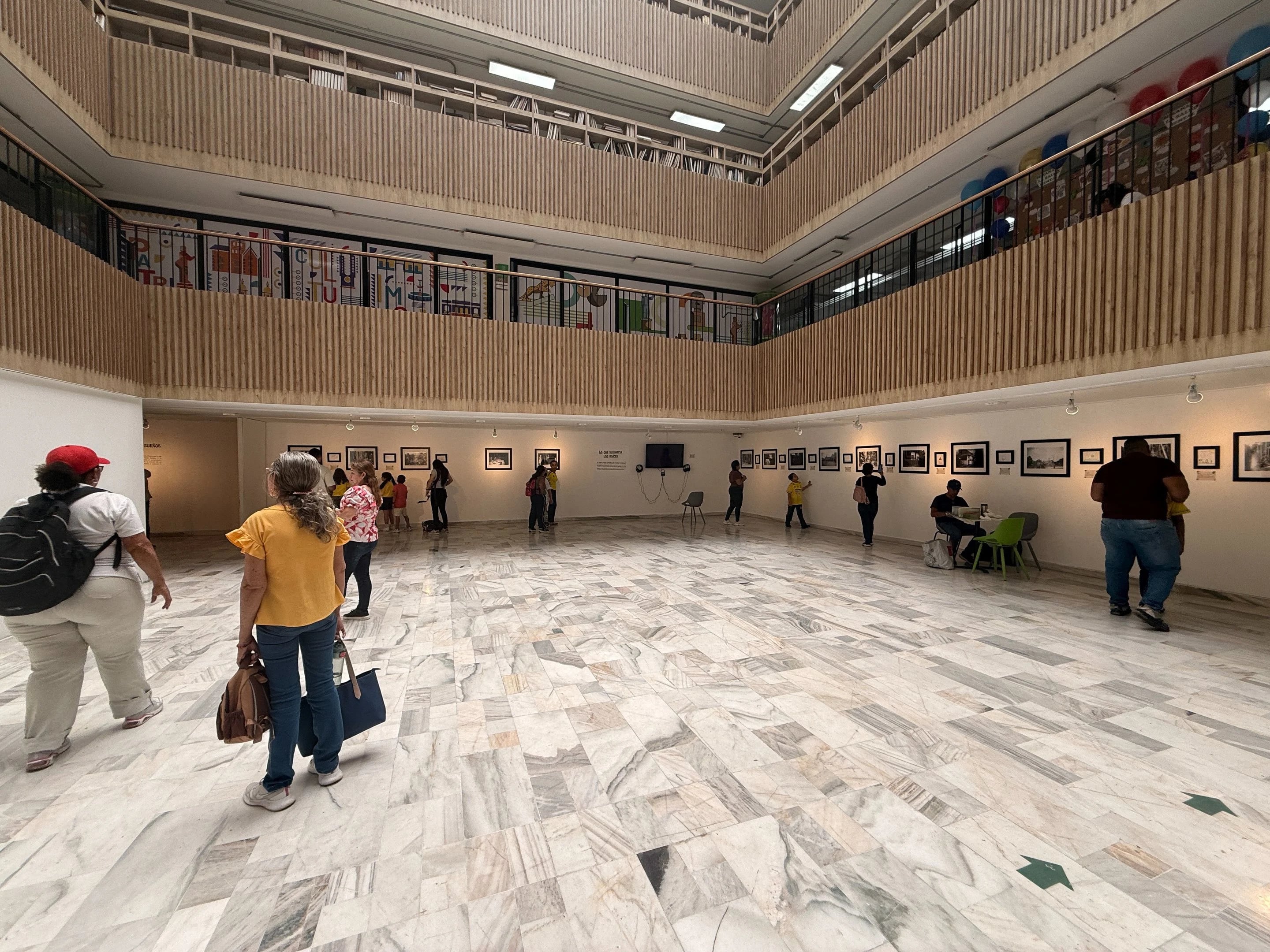 En octubre pasado, 'Raíces Invisibles' inauguró su exposición presencial itinerante en la ciudad de Bucaramanga en la Sala Jorge Mantilla Caballero de la Biblioteca Pública Gabriel Turbay.
