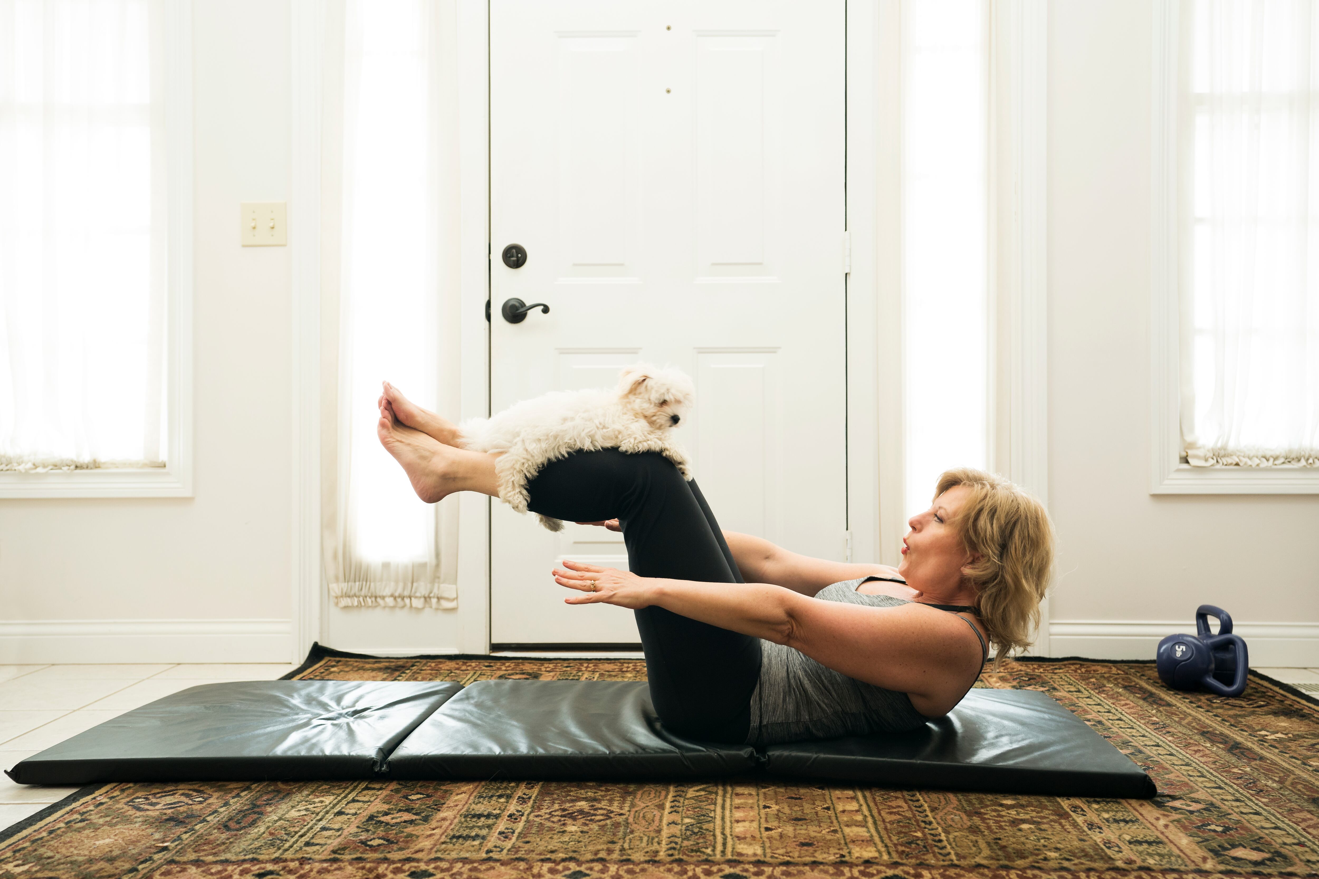 Abdominales con pies elevados.