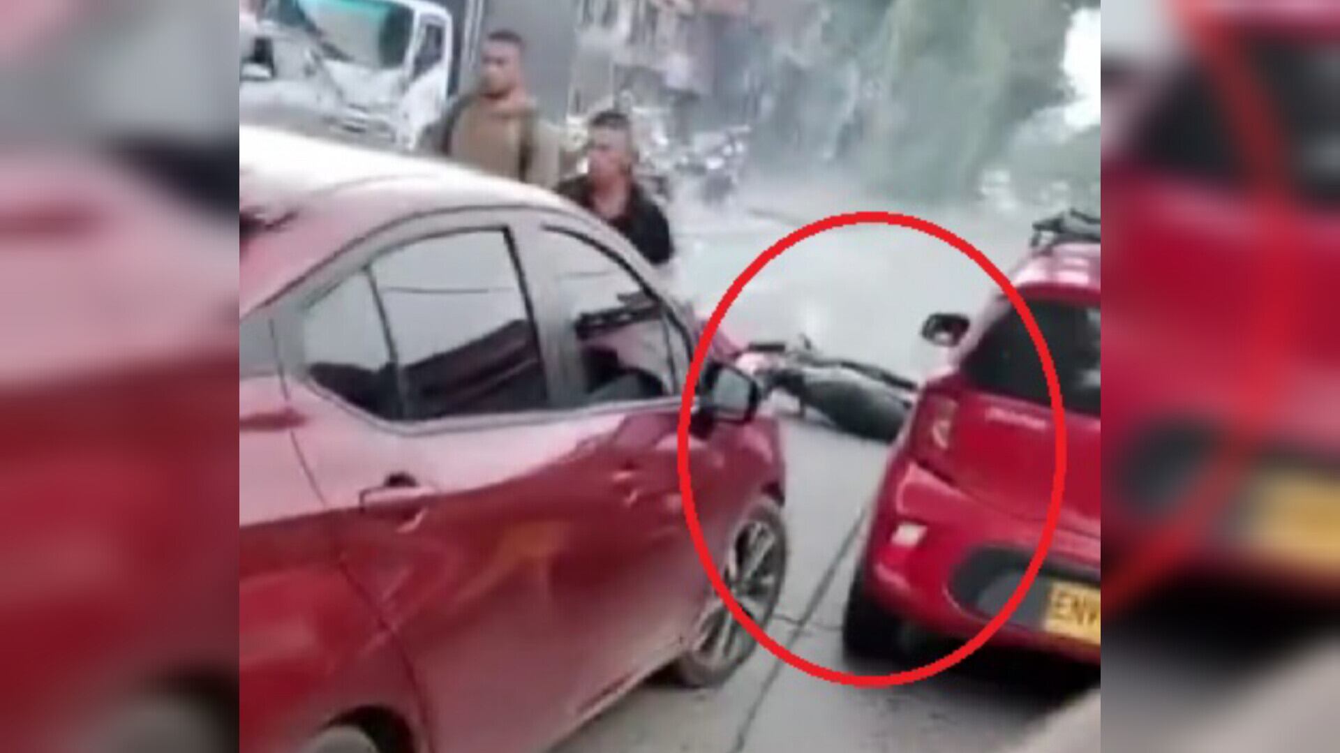 En Cali, un hombre en carro se fue contra dos motociclistas y se fugó.