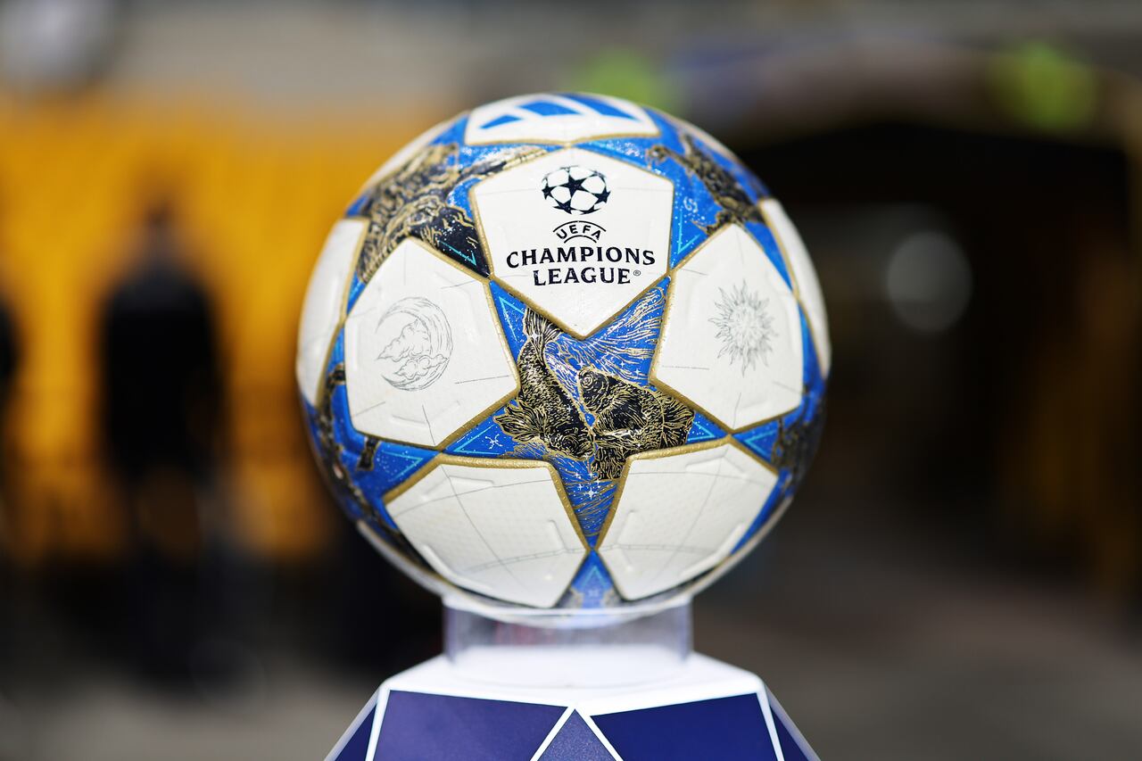 Balón con el que se disputa la primera fase de la Champions League 2025/2026.