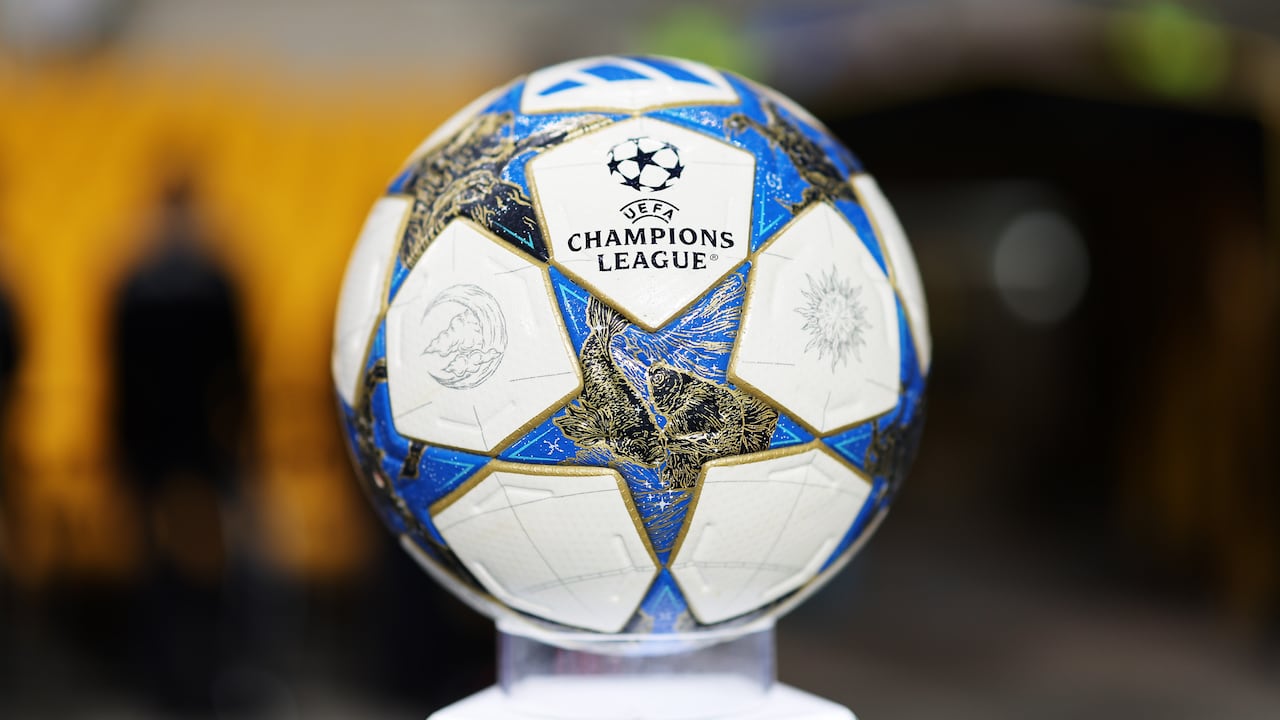 Balón con el que se disputa la primera fase de la Champions League 2025/2026.