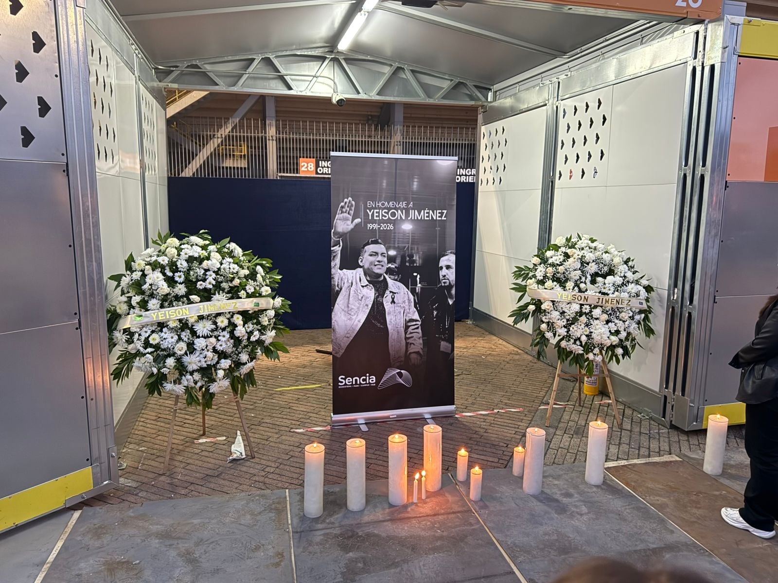 Fanáticos del cantante de música popular llegaron a las afueras del Estadio El Campín y lamentaron su muerte.