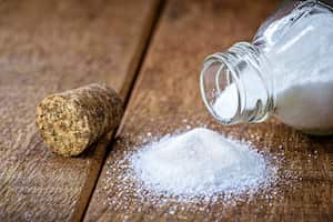 El bicarbonato de sodio cuenta con propiedades exfoliantes, astringentes, blanqueadoras y antiinflamatorias.