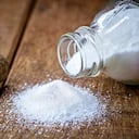 El bicarbonato de sodio cuenta con propiedades exfoliantes, astringentes, blanqueadoras y antiinflamatorias.