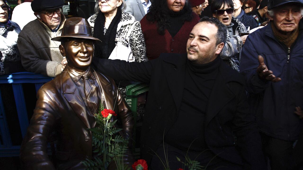 El artista plástico uruguayo Alberto Morales Saravia (der.), posa junto a su escultura a Carlos Gardel inaugurado este miércoles.