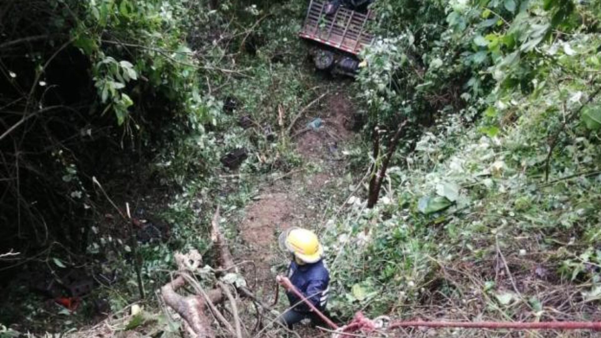 Labores de rescate en accidente de tránsito en el suroeste antioqueño.