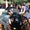 Los dolientes colocan el ataúd de Tom Godo, muerto durante el ataque de militantes palestinos de Hamas al Kibbutz Kisuffim la semana pasada, durante su funeral en el Kibbutz Naan, cerca de Tel Aviv, el 13 de octubre de 2023. Miles de personas, tanto israelíes como palestinos, han muerto desde octubre.