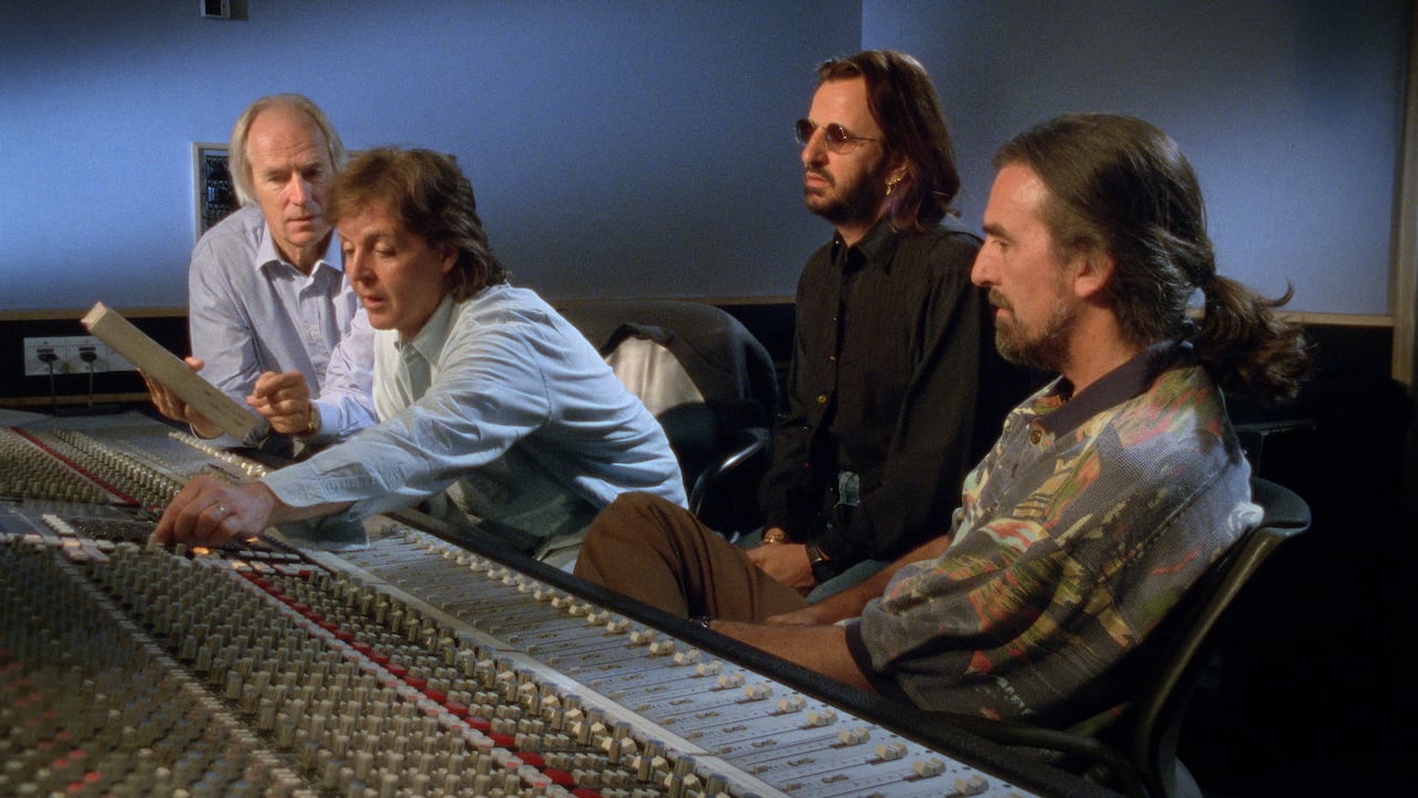En 1995, George Martin, Paul, Ringo y George vuelven a escuchar algunas de las cintas multipista de las grabaciones de los Beatles en Abbey Road Studios. © 2025 Apple Corps Ltd. / cortesía Disney+