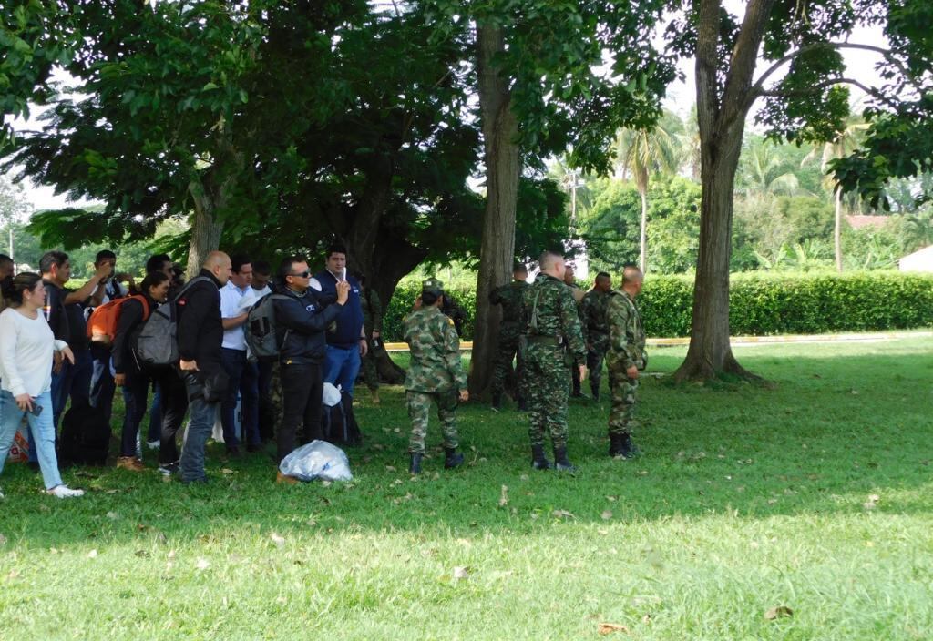 URG Fue impactado el tanque de la gasolina del helicóptero del Ejército que transportaba una comisión de la Procuraduría a zona rural de Tierralta, a investigar los abusos cometidos por militares contra la población civil. Todos los ocupantes ilesos pero el vuelo fue desviado a Carepa.
