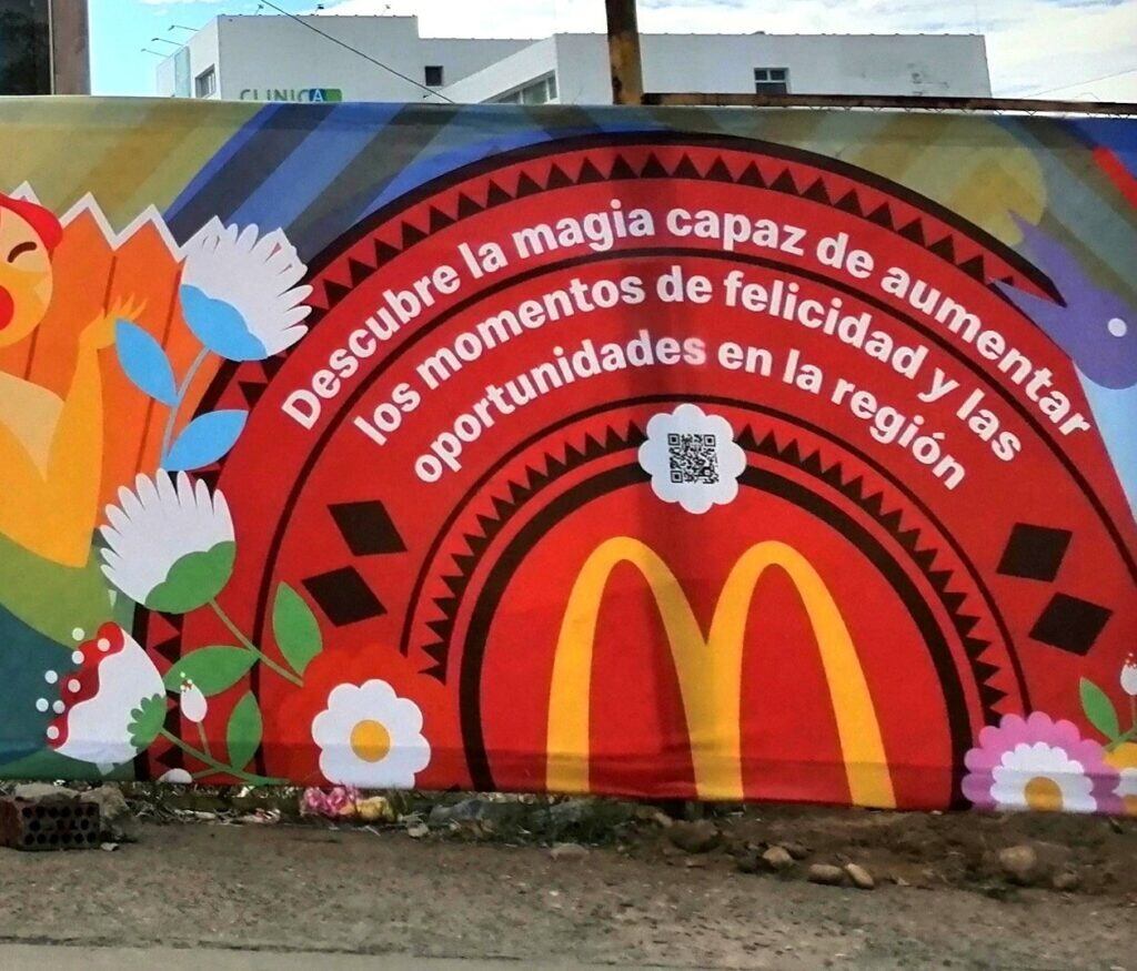 La valla tiene el logo de McDonald´s
