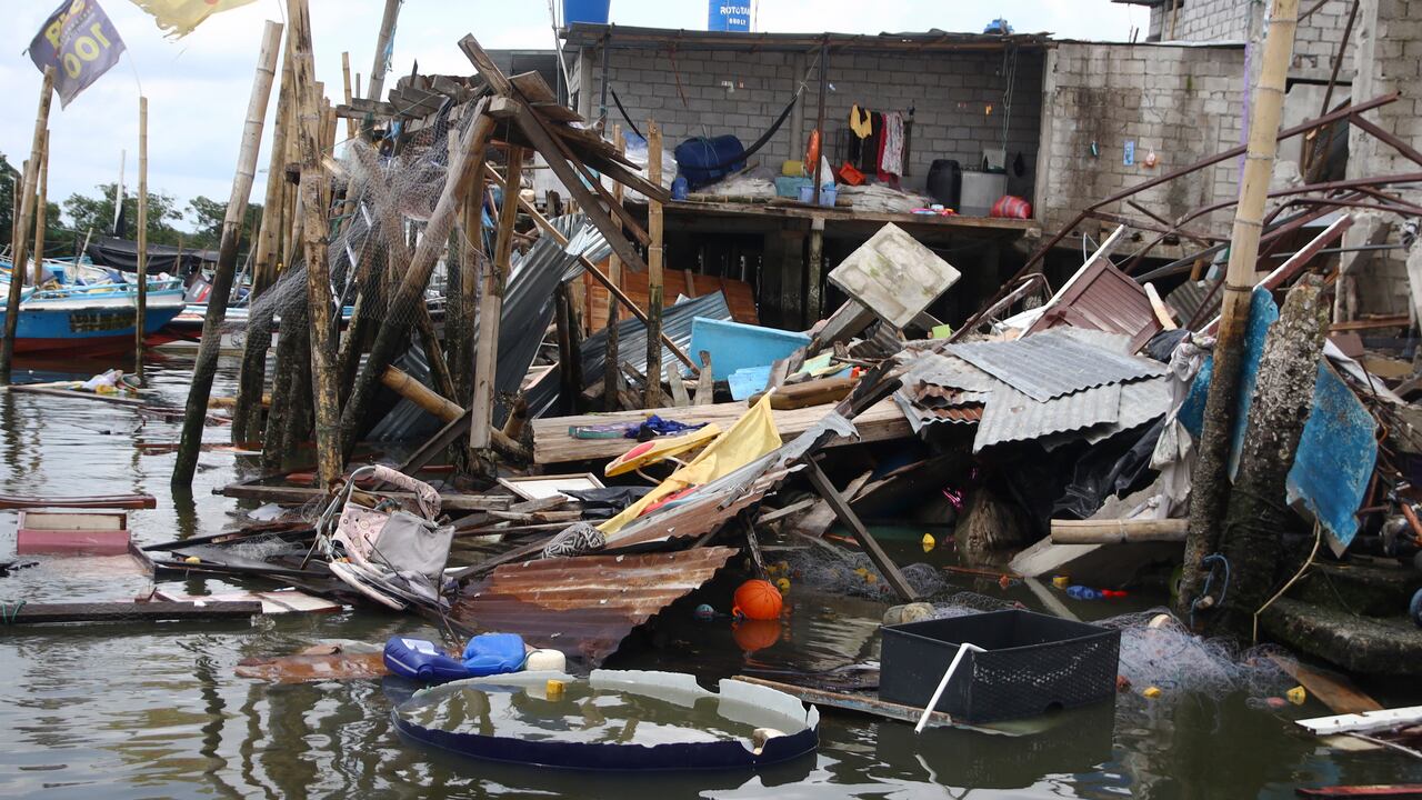 Una casa que se derrumbó sobre el agua después de un terremoto se ve en Puerto Bolívar, Ecuador, el domingo 19 de marzo de 2023. El Servicio Geológico de EE. UU. informó un terremoto con una magnitud de aproximadamente 6.8 que tuvo su epicentro frente a la costa del Pacífico, a unas 50 millas. (80 kilómetros) al sur de Guayaquil. (AP Photo/Cesar Munoz)