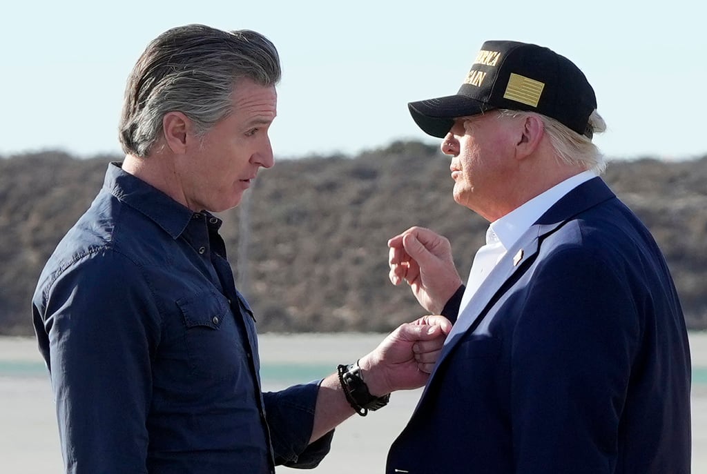 El presidente Donald Trump habla con el gobernador de California Gavin Newsom después de llegar en el Air Force One al Aeropuerto Internacional de Los Ángeles en Los Ángeles, el viernes 24 de enero de 2025. (Foto AP/Mark Schiefelbein)