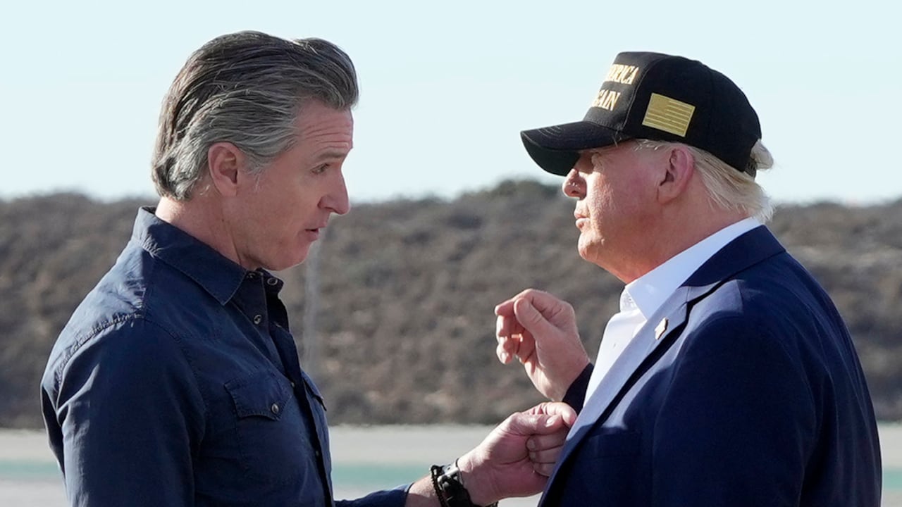 El presidente Donald Trump habla con el gobernador de California Gavin Newsom después de llegar en el Air Force One al Aeropuerto Internacional de Los Ángeles en Los Ángeles, el viernes 24 de enero de 2025. (Foto AP/Mark Schiefelbein)