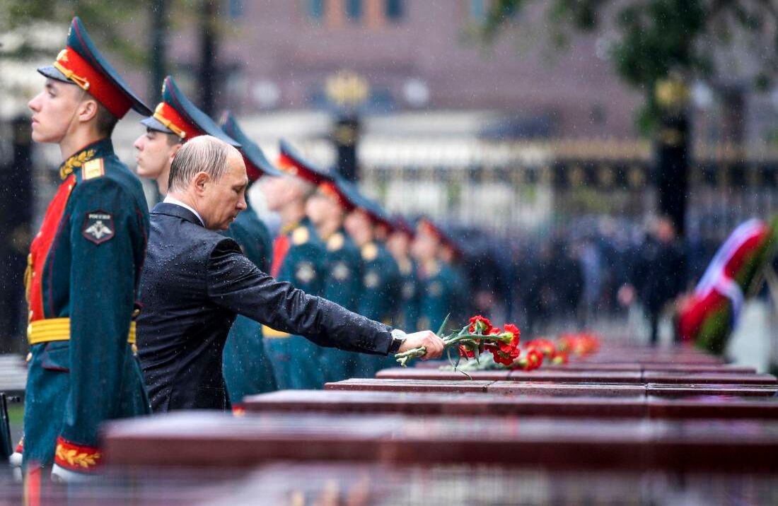 El presidente ruso, Vladimir Putin coloca flores en un monumento a las ciudades-héroes, mientras participa en una ceremonia de colocación de coronas para la tumba del soldado desconocido en lluvia, en Moscú, Rusia (Alexei Druzhinin / Sputnik, Kremlin Piscina Foto vía AP)  