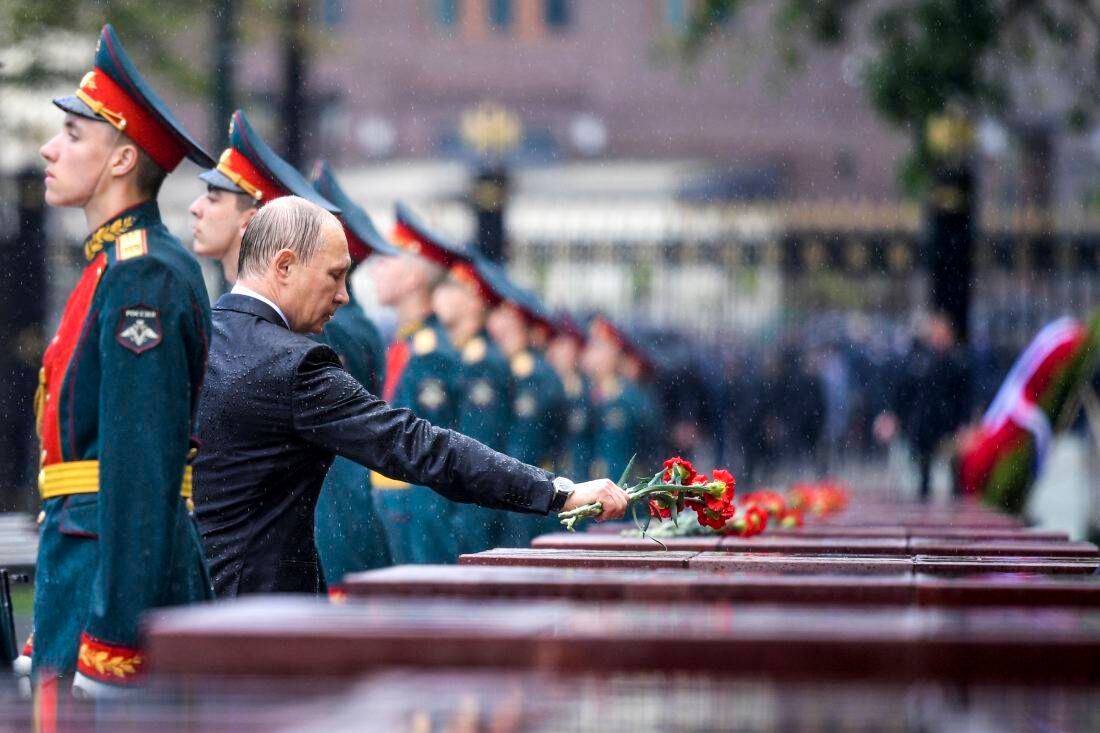 El presidente ruso, Vladimir Putin coloca flores en un monumento a las ciudades-héroes, mientras participa en una ceremonia de colocación de coronas para la tumba del soldado desconocido en lluvia, en Moscú, Rusia (Alexei Druzhinin / Sputnik, Kremlin Piscina Foto vía AP)  