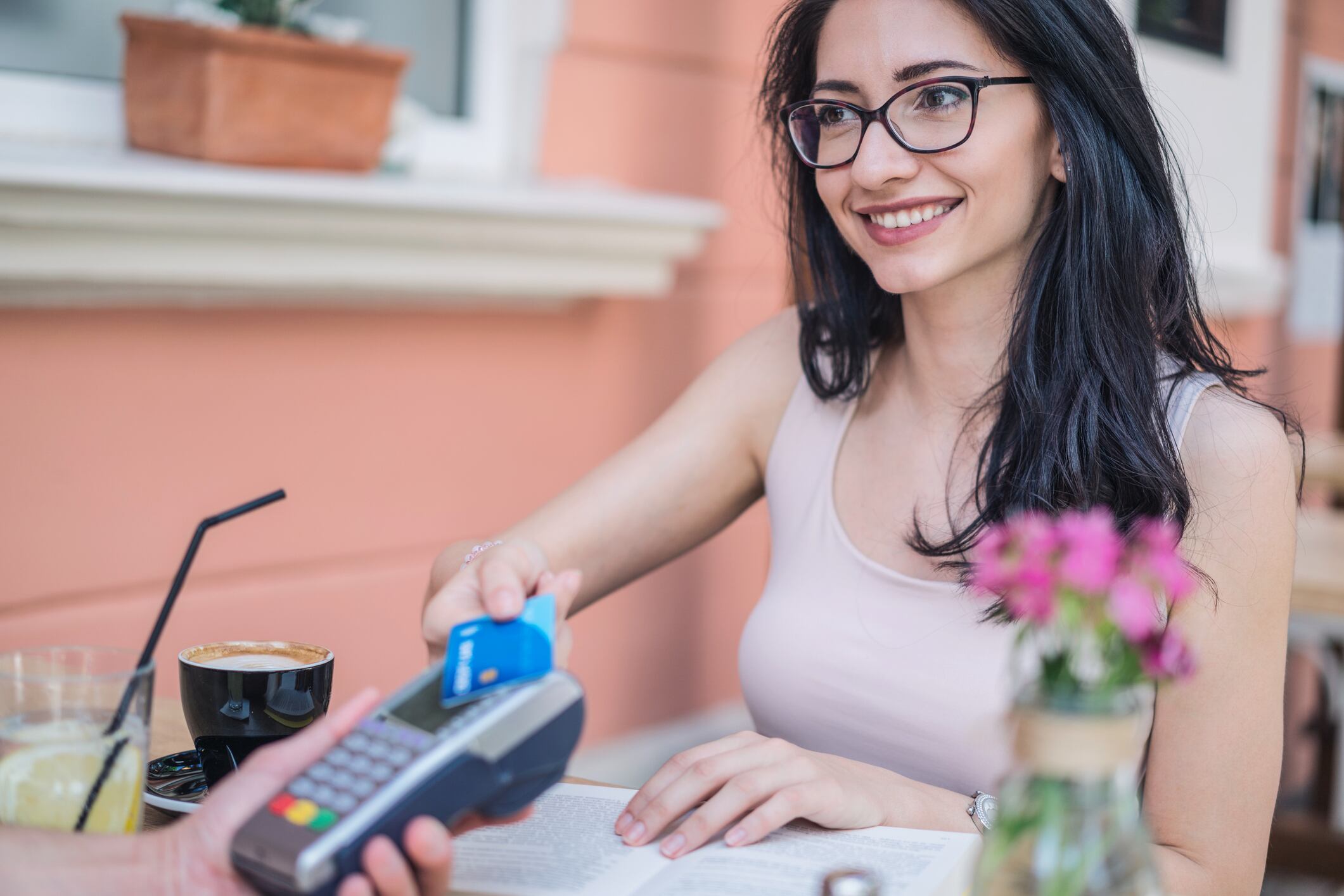 Criminales están robando el dinero de las personas que pagan con su tarjeta.